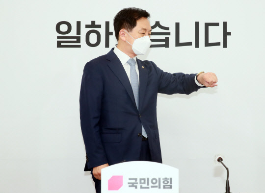 김기현 국민의힘 당대표 권한대행 겸 원내대표가 31일 서울 여의도 국회에서 열린 가상자산특별위원회의에서 손목시계를 보며 시간을 확인하고 있다.연합뉴스